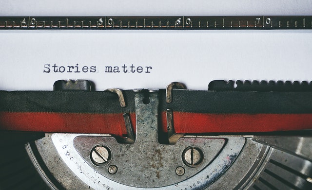 Schreibmaschine mit Text: "Stories matter"